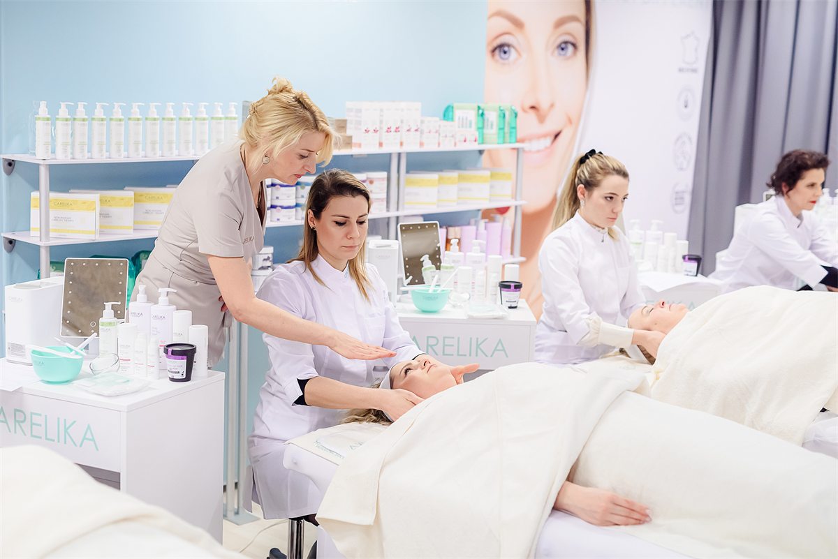 CARELIKA Academy International training: a trainer and a cosmetologist practising the protocol on a model