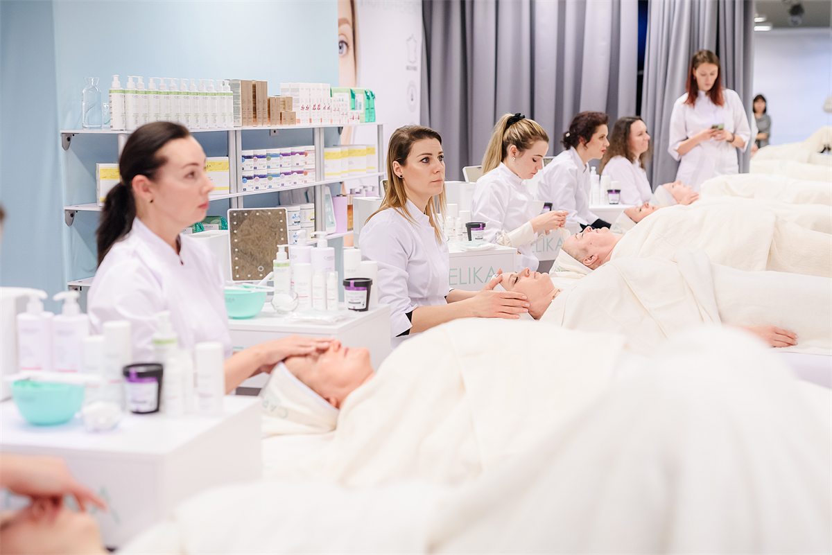 Group practice of the protocol at CARELIKA Academy International training