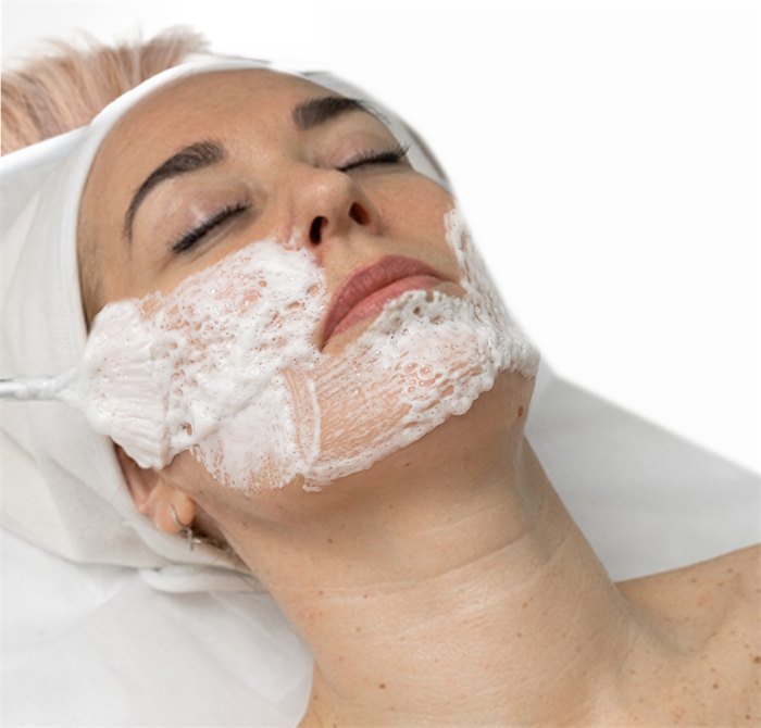 The carboxy mask applied to the face, neck and décolleté