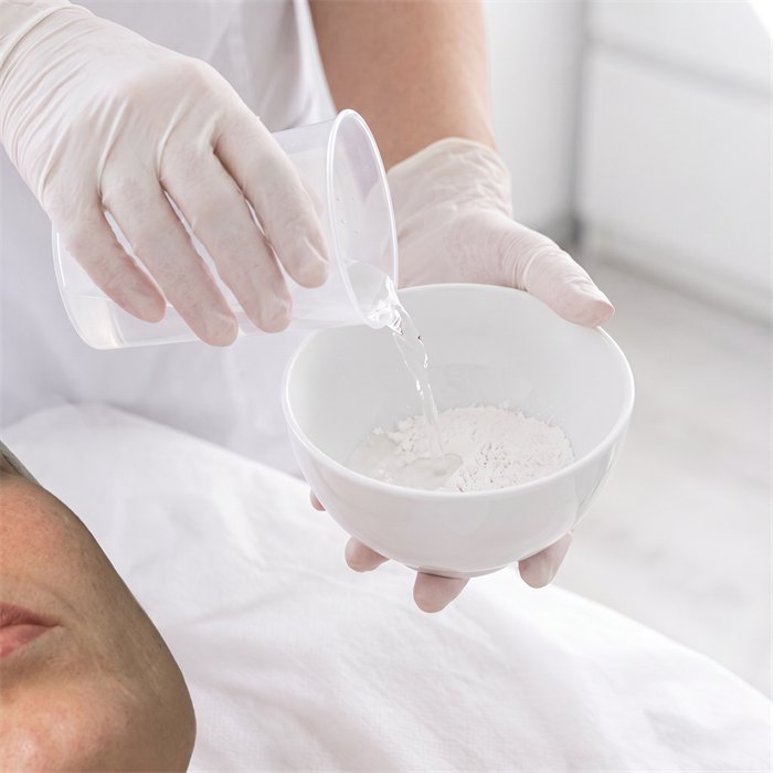 Mixing the carboxy mask: 20 g of powder and 15 ml of water at 20 °C