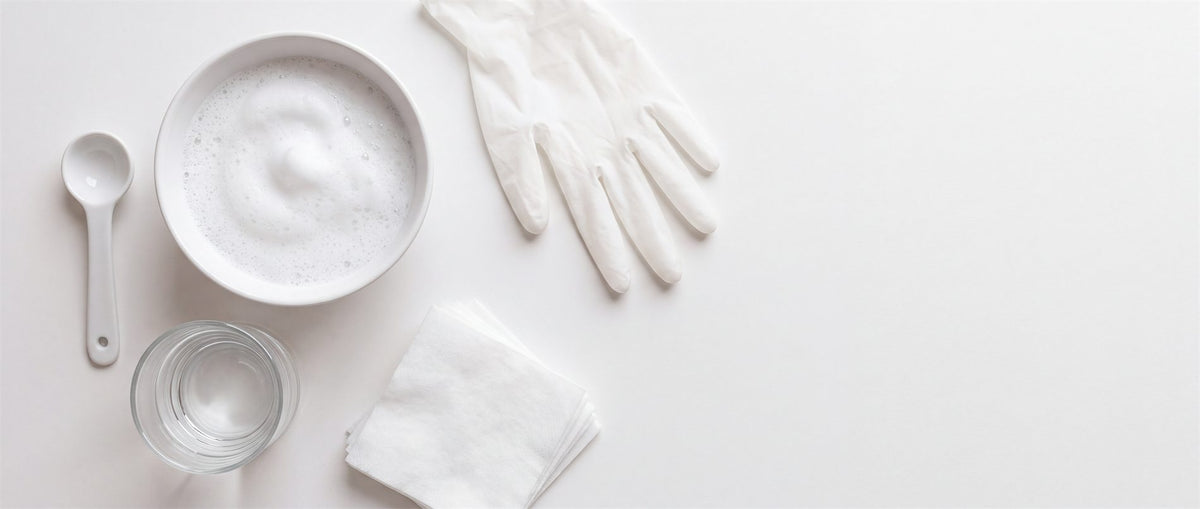 Everything needed for the treatment: bowl, measuring spoon, water, gloves, wipes